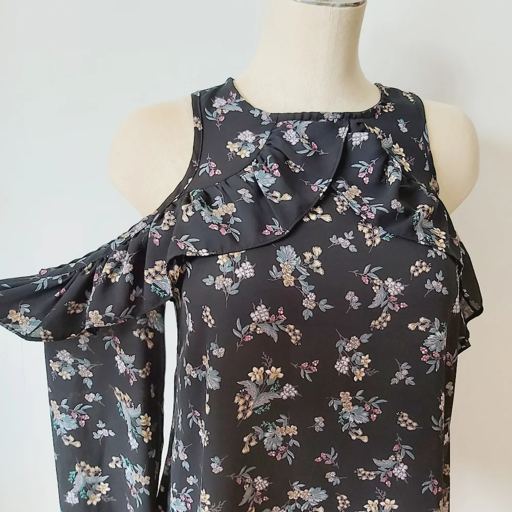 ✨Floral Nordstrom Cold Shoulder Top - Picture 9 of 15